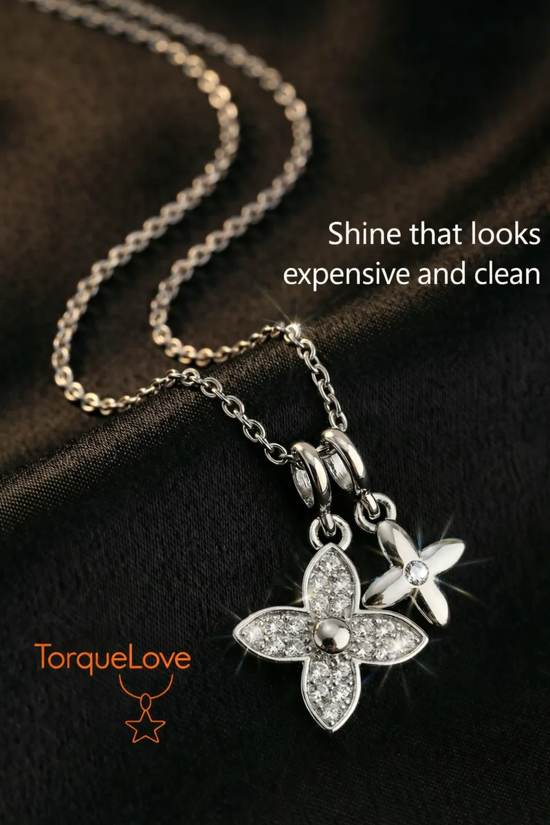 Necklace with clover pendant